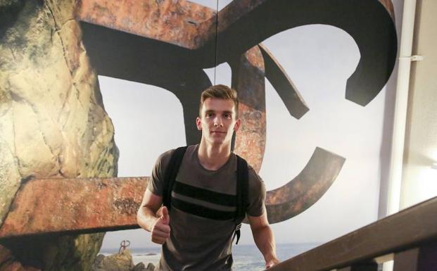 Diego Llorente levanta el pulgar a su llegada al Hotel Costa Vasca, en el que permanecerá alojado durante estos días en San Sebastián