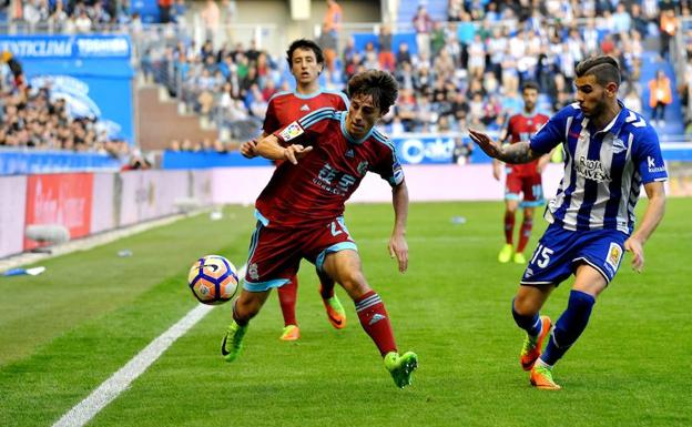 Odriozola es perseguido por el alavesista Theo en el partido disputado en el último campeonato.