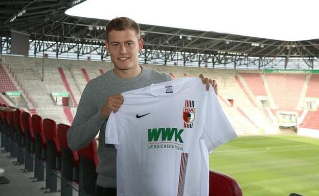 El exrealista Finnbogason, con la camiseta del Augsburgo.
