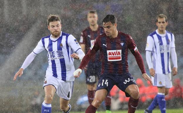 Illarramendi y Dani García disputan un balón en el partido de la temporada pasada en Anoeta. /FRAILE