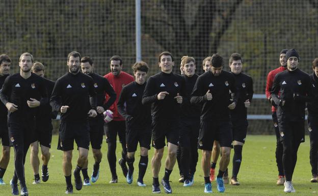Un momento del entrenamiento de la Real Sociedad esta mañana en Zubieta. /Pedro Martínez