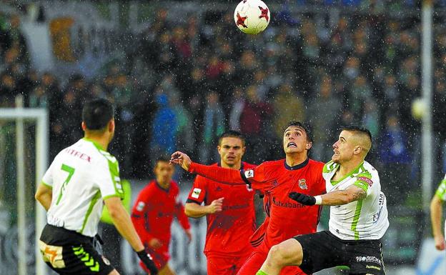 Guevara trata de hacerse con el balón en el partido de ayer disputado en El Sardinero./Daniel Pedriza