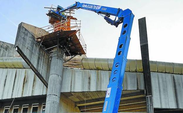 Operarios trabajan esta semana en la construcción de los pilares sobre los que se apoyará la cubierta./LOBO ALTUNA