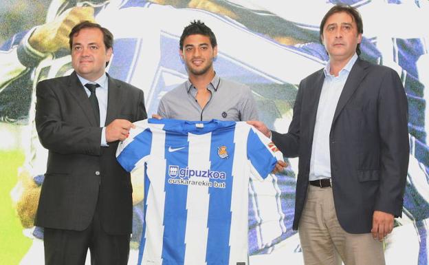 Loren junto a Aperribay durante la presentación de Carlos Vela el 16 de agosto de 2011./J. Lusa