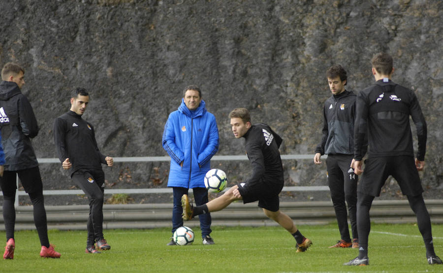 Eusebio durante el entrenamiento de la Real Sociedad este domingo en Zubieta. /P. Martínez