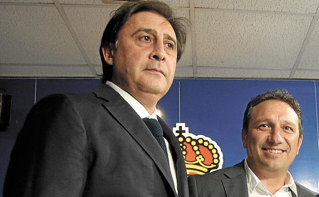 Lorenzo Juarros y Eusebio Sacristán, el día de la presentación del técnico vallisoletano en la sala de prensa de Anoeta./ARIZMENDI