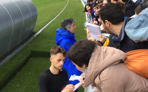 Januzaj e Imanol Alguacil firman autógrafos este lunes en Zubieta.