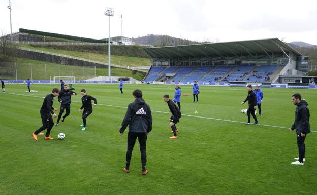 Los jugadores de la Real Sociedad, en pleno rondo en Zubieta. /LOBO ALTUNA