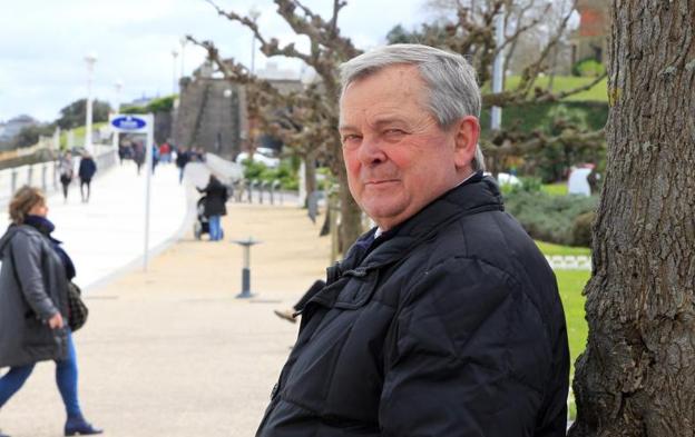 Mikel Etxarri posa ayer en los jardines de Ondarreta en San Sebastián./IÑIGO SÁNCHEZ