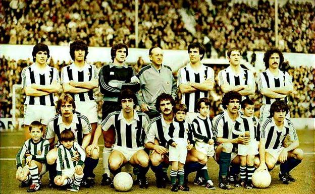 La Real Sociedad de Ormaetxea posa antes de un partido en Atotxa./DV