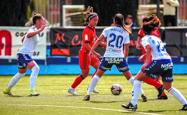 Nahikari García busca un hueco ante la presión del conjunto maño, ayer en el estadio Pedro Sancho./Carlos Gil-Roig