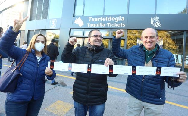 Maite Egaña, Mikel Gaztelumendi e Iker Ayerdi posan con sus entradas, este jueves en el Reale Arena./iñigo arizmendi