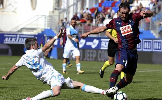 José Luis Mendilibar imparte instrucciones a sus jugadores, hoy en Ipurua. /MORQUECHO