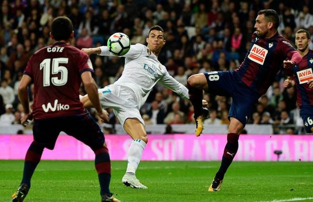 Cristiano intenta rematar a gol ante la defensa eibarresa. / Reuters