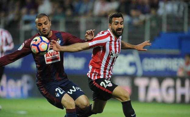 Pedro León trata de proteger el balón ante el coso del rojiblanco Balenziaga en el derbi del pasado mes de abril. /MORQUECHO