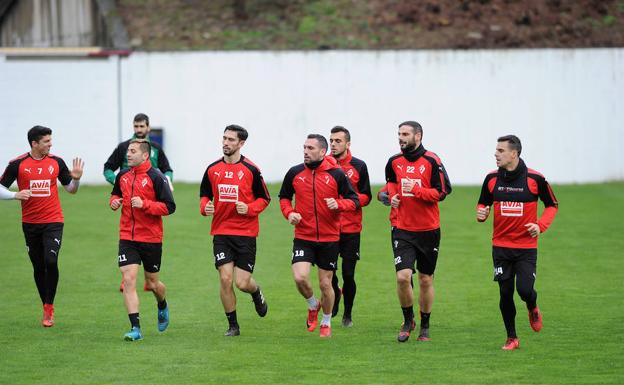 Los jugadores del Eibar realizan carrera continua este viernes en Atxabalpe./MORQUECHO