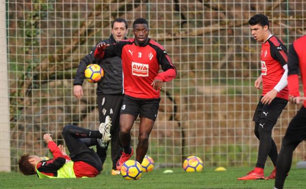 Pape Diop, con el balón este sábado en Atxabalpe./MORQUECHO