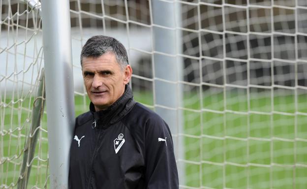 José Luis Mendilibar posa en una portería de Atxabalpe/Morquecho