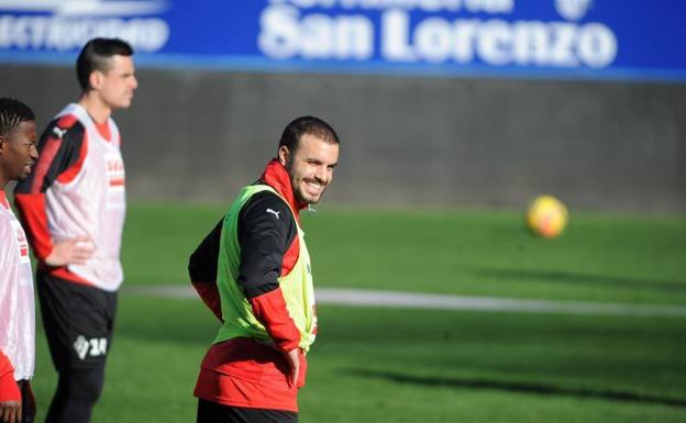Pedro León, durante un entrenamiento con el Eibar./MORQUECHO