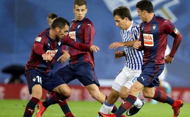 Mikel Oyarzabal lucha un balón entre varios jugadores del Eibar, durante el derbi disputado el pasado 5 de noviembre entre ambos equipos en el estadio de Anoeta de San Sebastián /JUAN HERRERO