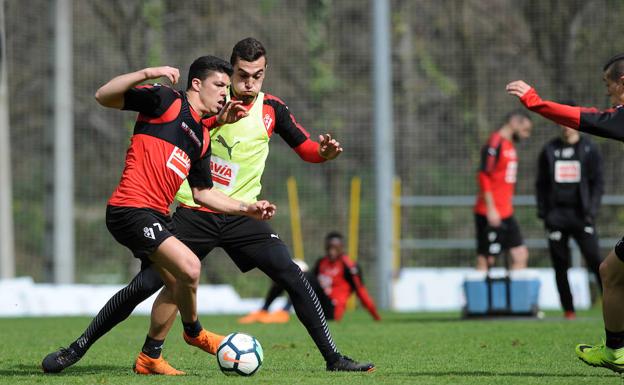 Escalante trata de robar el balón a su compañero en el entrenamiento de este miércoles en Atxabalpe./MORQUECHO