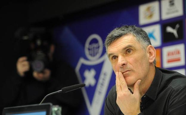 Mendilibar admite estar «hablando» con el Eibar, pero dilata su respuesta
