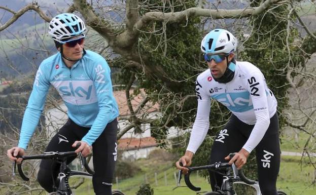 El bielorruso Kiryienka acompaña a Castroviejo, uno de los veinte vascos que toman hoy la salida. /MICHELENA