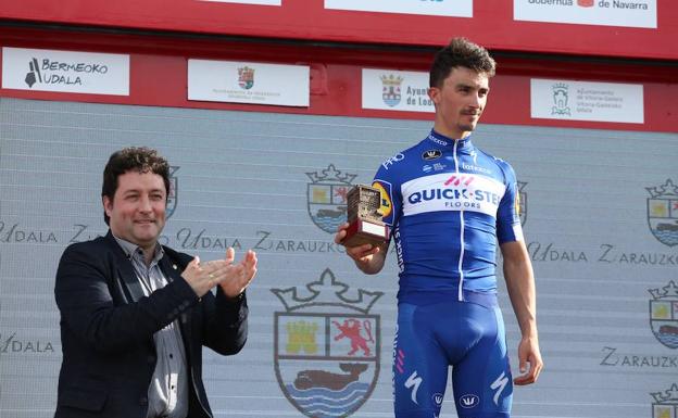Alaphilippe, en el podio de Zarautz. /MICHELENA