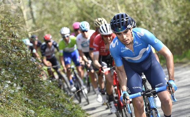 Mikel Landa tira del grupo subiendo el alto de Endoia. /KARLIS