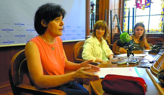 Nerea Amaia Laskurain, Josune Gomez eta Maddi Mujikak lanaren ezaugarriak azaldu zituzten. 