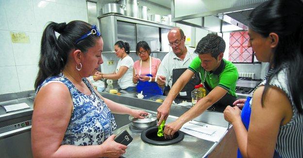 Alumnos del curso de cocina aprenden recetas locales junto al 'chef' de Jostailu, Javier García Quiñones. 