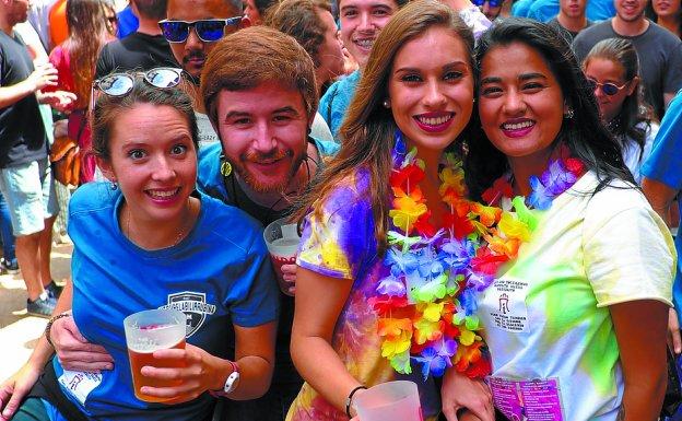 Un grupo de jóvenes con los vasos reutilizables. 