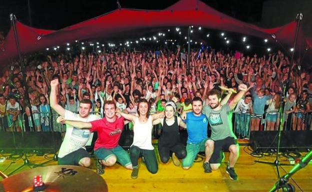 Imagen del concierto que ofreció el grupo Huntza en el frontón Euskal Jai de Santiago, que se llenó de público.