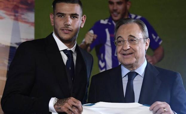 Theo y Florentino Pérez, durante la presentación del lateral. /Javier Soriano (Afp)