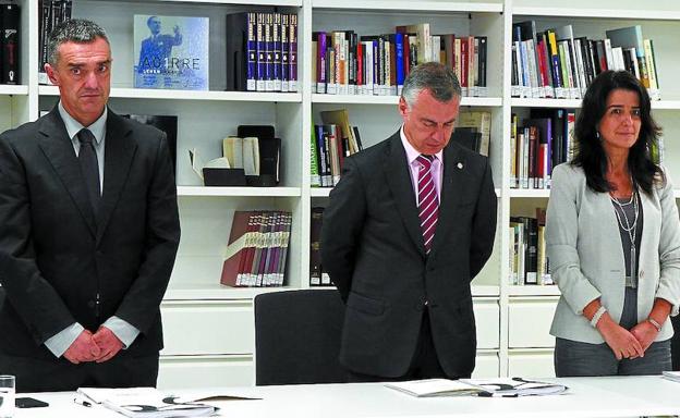 Jonan Fernández, Iñigo Urkullu y Aintzane Ezenarro, durante el minuto de silencio en memoria de Miguel Ángel Blanco en Gogora.