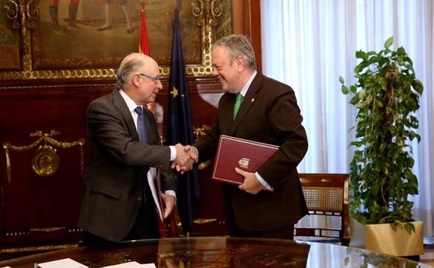 Montoro y Azpiazu se dan la mano tras el principio de acuerdo.