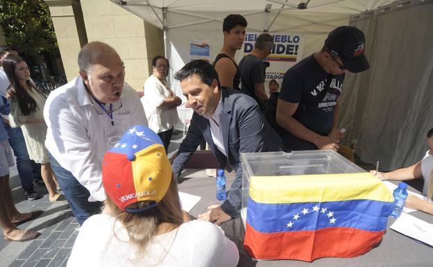 El portavoz de la Diputación de Gipuzkoa, Imanol Lasa, en la consulta de los opositores de Maduro.