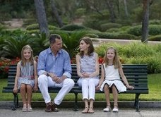 Los Reyes y sus hijas posan en Marivent el verano pasado.
