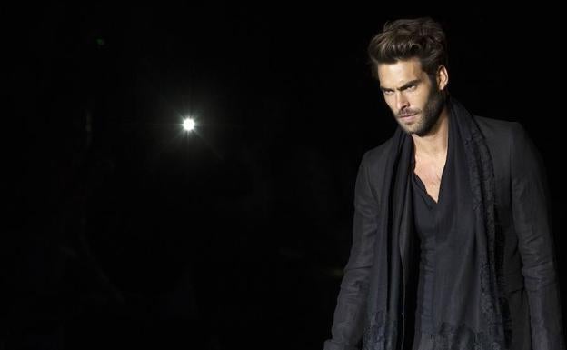 Kortajarena presenta una creación de la colección de Roberto Verino.