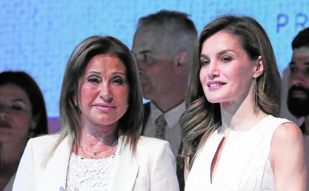 La diseñadora Purificación García y la reina Letizia, durante la entrega de los galardones./Sergio Barrenechea (Efe)