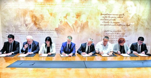 Vicente Atxa, rector de Mondragon Unibertsitatea; José María Guibert (Universidad de Deusto), Nekane Balluerka (UPV), Iñigo Urkullu, Pedro Ibáñez (Ikaslan Araba), Agustín Campos (Ikaslan Bizkaia), Iosune Irazabal (Ikaslan Gipuzkoa) y Julen Elgueta (Hetel).