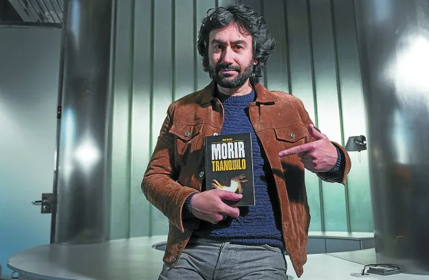 Unai García muestra un ejemplar de su novela 'Morir tranquilo', que presenta mañana.