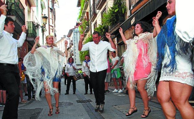 Arin arin en la calle Santa María, frente al restaurante Martínez antes del 'hamaiketako'. 