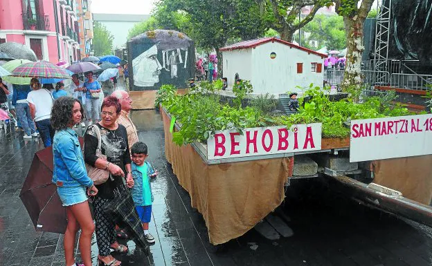 Exposición. Las gurdias participantes en el desfile de la Euskal Jira estuvieron expuestas hasta primera hora de la tarde en la plaza Urdanibia. 