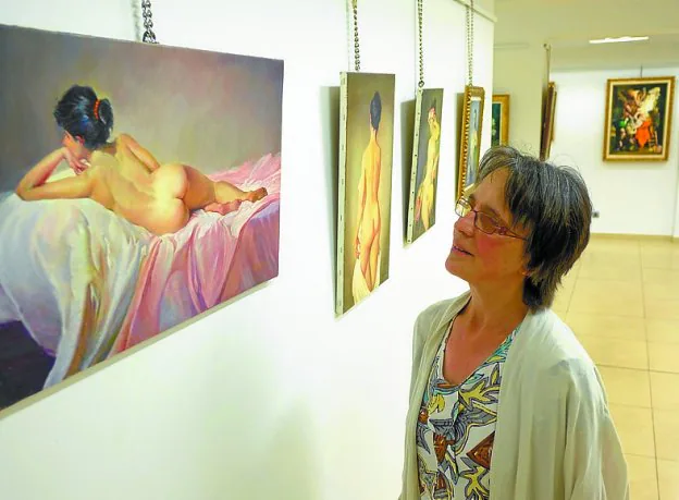 Begoña Ruiz en la exposición de su padre. 