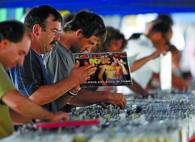 Música. Expositor de discos de vinilo en una edición anterior de la feria de Coleccionismo. 