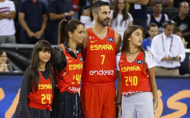 Navarro, junto a su mujer e hijas.