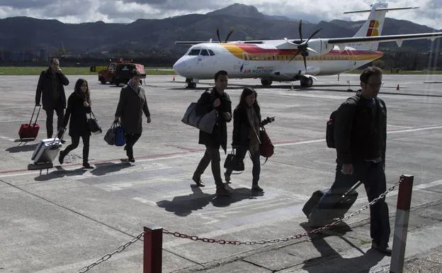 Imagen de la llegada de viajeros al aeropuerto de Hondarribia. 