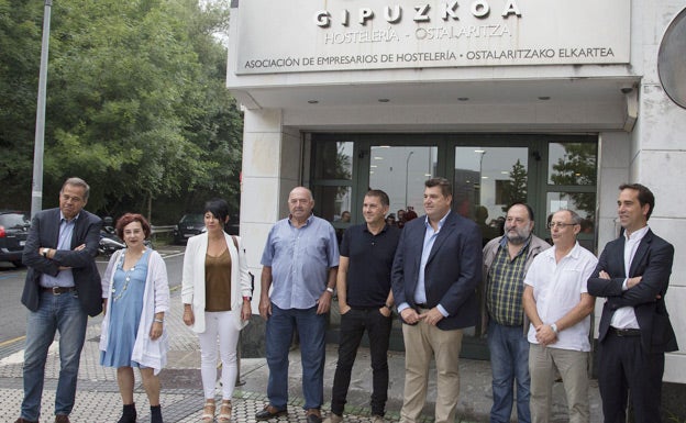 Representantes de la izquierda abertzale y hosteleros guipuzcoanos tras la reunión mantenida en Donostia.