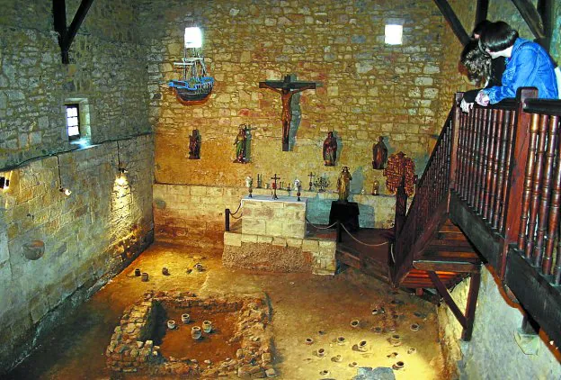 Patrona. Interior de la ermita de Ama Xantalen, con la talla de la santa junto al altar.